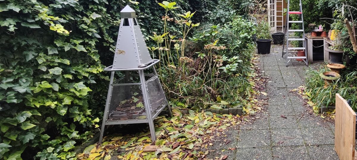 Stadstuin voor het werk, overgroeid met klimop en heesters